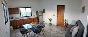 Santa AnitaEstudio cabo lindo的房间里有一张桌子和几把椅子的厨房