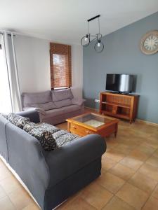 a living room with a couch and a coffee table at Apartamento Casa Borderías in Igriés