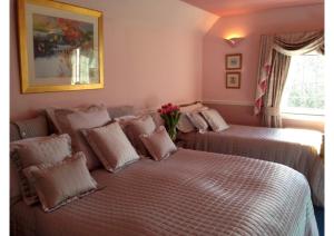 due letti in una camera da letto con pareti rosa di Carmichael a Edimburgo