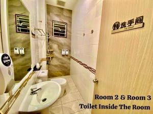 Entire home hosted by Catherine 4 bedroom House的一间浴室