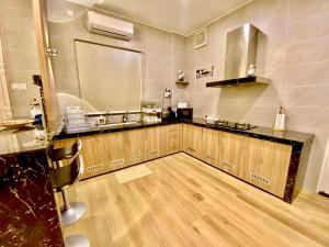 山打根Entire home hosted by Catherine 4 bedroom House的带水槽和台面的厨房