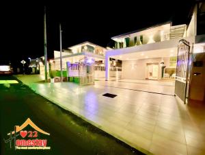 Entire home hosted by Catherine 4 bedroom House内部或周边的泳池