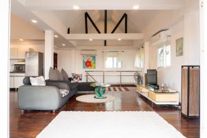 Phra Ae beachにあるLanna Lantaのソファとテーブルのある広いリビングルーム +103枚の写真