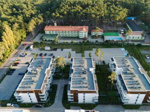 Una vista aérea de un estacionamiento con edificios. en Zielony Jadeit - Ucieczka od Zgiełku - Pogorzelica, en Pogorzelica