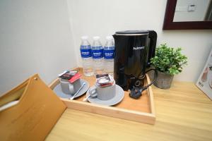 Příslušenství pro přípravu čaje a kávy v ubytování Swing & Pillows - KL Pekeliling