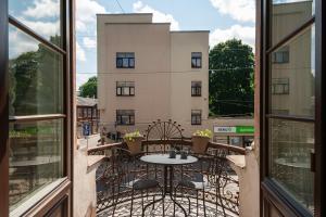 Μπαλκόνι ή βεράντα στο Modern apartment in historical building with car parking!