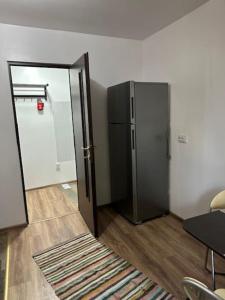 Camera con porta e frigorifero. di Chic Urban Retreat a Drîmbar