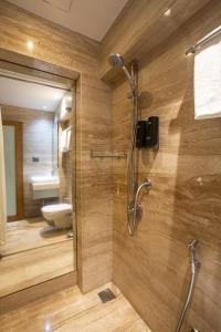 uma casa de banho com um chuveiro e um WC. em Hotel Bawa Continental em Mumbai