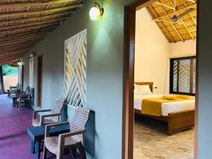 Ένα ή περισσότερα κρεβάτια σε δωμάτιο στο Hampi Village Resort & Tutti Cafe