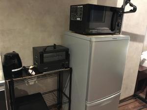 長崎市にあるHotel Nagasaki Stationの電子レンジ、冷蔵庫、電子レンジが備わります。