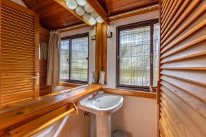 baño con lavabo, ventana y aseo en Casa De Cuento, en San Martín de Valdeiglesias 28 fotos más