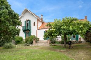 Zahrada ubytování Villa de famille pour 13 à 200m de la mer