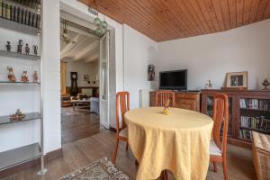 TV a/nebo společenská místnost v ubytování Villa de famille pour 13 à 200m de la mer