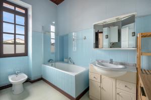 Koupelna v ubytování Villa de famille pour 13 à 200m de la mer + 30 fotografií