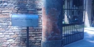 a sign on the side of a brick building at loft dell'artista in Bocchere