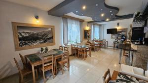 Restaurace v ubytování Bukowiański Dworek - obok żabki - świetna lokalizacja, blisko Term i stoków narciarskich + 76 fotografií