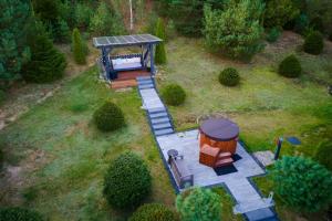 A garden outside Dom na wzgórzu z widokiem na jezioro z balią i sauną