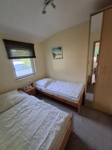 Postel nebo postele na pokoji v ubytování Ferienhaus nahe der Müritz
