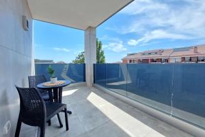 a balcony with a table and chairs on a balcony at Centrale & Tranquillo con Domotica - Vicino APT e Spiaggia in Fiumicino