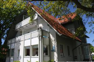 a white house with a red roof at Ferienwohnung Möövnest in Prerow