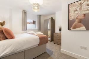 a bedroom with a bed and a painting on the wall at WhiskAwayStays - Jenkins House - Apartment 1 in Worcester