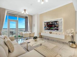 Nápoje v ubytování Luxury Apt in Business Bay Water canal view