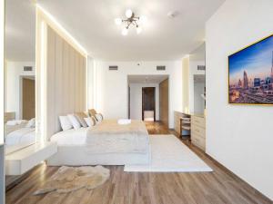 Postel nebo postele na pokoji v ubytování Luxury Apt in Business Bay Water canal view
