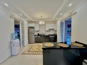 Η κουζίνα ή μικρή κουζίνα στο Villa Serenity By Luxury Group