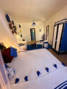 Postel nebo postele na pokoji v ubytování Les Terrasses d'Essaouira - Yoga Studio