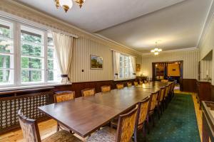 uma grande sala de jantar com uma mesa longa e cadeiras em Villa Kalia em Borovets