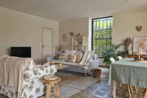 a living room with a couch and a table at Le Champ du Roy Appartement 76m2 Lyon Sud 5min A7 parking privé in Chasse-sur-Rhône