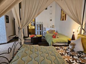 Postel nebo postele na pokoji v ubytování Les Terrasses d'Essaouira - Yoga Studio