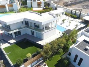 an aerial view of a white house with a swimming pool at Paraiso House in Callao Salvaje
