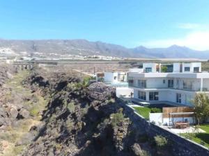 an aerial view of a house on a mountain at Villa di lusso con piscina e piccola spiaggia in Callao Salvaje