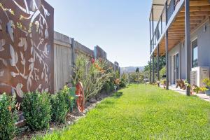 Aalen Lakeview Studio外面的花园