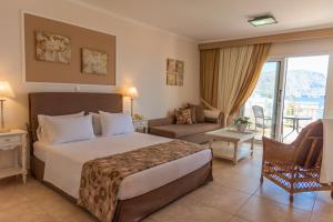 Postel nebo postele na pokoji v ubytování Hotel Astron Princess + 37 fotografií