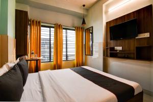 Postel nebo postele na pokoji v ubytování Super Hotel O New KOLKATA HOTEL