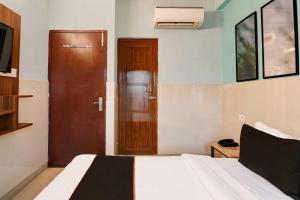 Postel nebo postele na pokoji v ubytování Super Hotel O New KOLKATA HOTEL