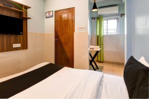 Postel nebo postele na pokoji v ubytování Super Hotel O New KOLKATA HOTEL