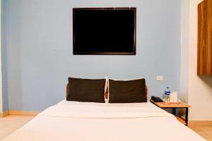Postel nebo postele na pokoji v ubytování Super Hotel O New KOLKATA HOTEL