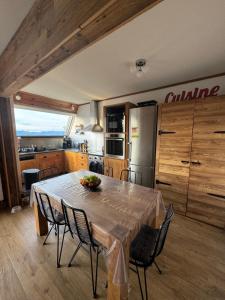a kitchen and dining room with a table and chairs at Le Petit Chalet du Belvédère in Font Romeu Odeillo Via