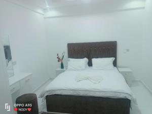 Postel nebo postele na pokoji v ubytování ANTIKA HOTEL / انتيكا للشقق الفندقيه