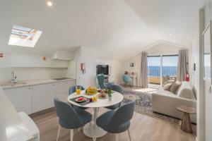 une cuisine et un salon avec une table et des chaises dans l'établissement Fort of Old Town Apartments by OurMadeira, à Funchal