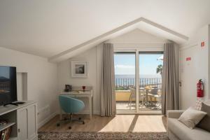 un salon avec vue sur l'océan dans l'établissement Fort of Old Town Apartments by OurMadeira, à Funchal