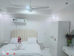 Postel nebo postele na pokoji v ubytování ANTIKA HOTEL / انتيكا للشقق الفندقيه