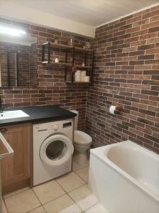 ein Badezimmer mit Toilette, Waschbecken und Badewanne in der Unterkunft Appartement à la Montagne in Saint-Gervais-les-Bains