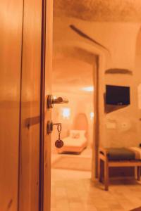 TV a/nebo společenská místnost v ubytování Pinhan Cave Suites