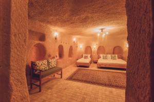 Postel nebo postele na pokoji v ubytování Pinhan Cave Suites