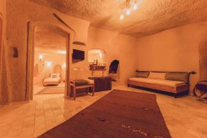 Postel nebo postele na pokoji v ubytování Pinhan Cave Suites
