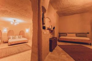 Postel nebo postele na pokoji v ubytování Pinhan Cave Suites